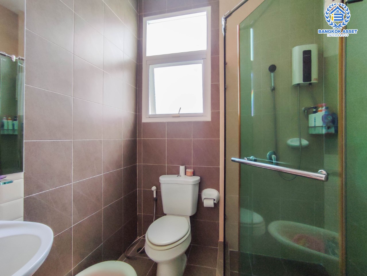 *****บ้านมือสอง ม.รสา สแปนิช คอร์ทยาร์ด รามอินทรา หลังมุม เนื้อที่ 53.6 ตร.ว. ฟังก์ชัน 3 ห้องนอน 3 ห้องน้ำ จอดรถได้ 2 คัน Facilities ครบครัน บนทำเลเชื่อมต่อหลายเส้นทาง ถ.ลาดปลาเค้า, ถ.รามอินทรา, ถ.เกษตร-นวมินทร์ ใกล้ทางด่วน "รามอินทรา-อาจณรงค์" และ เซ็นทรัลรามอินทรา